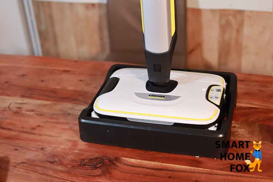 Man sieht den Kärcher FC 7 in seiner Reinigungsstation.